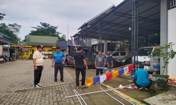 kegiatan gotong royong pemasangan umbul-umbul